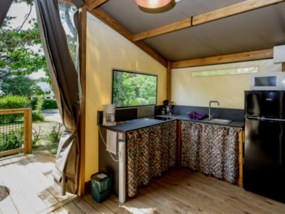 Cliquez pour découvrir toutes les photos de l'HÉBERGEMENT ! tente en toile et bois - Le Pavillon Bleu photo 2