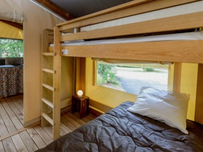 Cliquez pour découvrir toutes les photos de l'HÉBERGEMENT ! tente en toile et bois - Le Pavillon Bleu photo 3