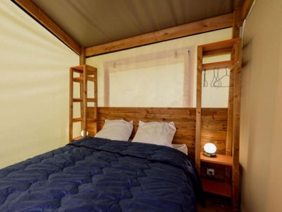 Cliquez pour découvrir toutes les photos de l'HÉBERGEMENT ! tente en toile et bois - Le Pavillon Bleu photo 4