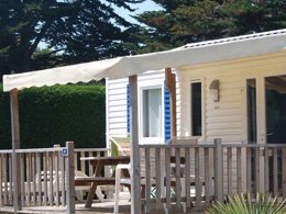 Camping Pas Cher vous présente avec son site Officiel campingpascher.fr, le Camping Le Pavillon Bleu classé 3 étoiles, situé sur la commune de La Faute Sur Mer dans le département Vendée (Pays De La Loire) en France. Le camping Le Pavillon Bleu, vous présente un hébergement de type mobil-home. Le camping Le Pavillon Bleu vous propose du sam. 20 juin au sam. 27 juin 2026, en promotion à -25% pour 7 nuits à 209 € au lieu de 280,0 € soit une Économie de 71 €. Cette location propose 10 dates différentes pour réserver votre séjour. Découvrez également les 1 autres gammes d'hébergements du camping. Les Avis clients pour le Camping Le Pavillon Bleu sont excellents avec une note moyenne de 8 sur 10. Piscine extérieure, Animations familiales, Club enfants, Aire de jeux enfants, Ping-pong, Pétanque, Terrain multisports, Supermarché,... En savoir plus : cliquez-ICI.