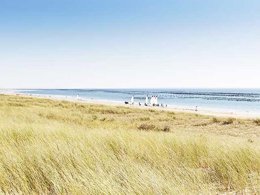 Camping Pas Cher vous présente avec son site Officiel campingpascher.fr, le Camping Le Pavillon Bleu classé 3 étoiles, situé sur la commune de La Faute Sur Mer dans le département Vendée (Pays De La Loire) en France. Le camping Le Pavillon Bleu, vous présente un hébergement de type mobil-home. Le camping Le Pavillon Bleu vous propose du sam. 20 juin au sam. 27 juin 2026, en promotion à -25% pour 7 nuits à 209 € au lieu de 280,0 € soit une Économie de 71 €. Cette location propose 10 dates différentes pour réserver votre séjour. Découvrez également les 1 autres gammes d'hébergements du camping. Les Avis clients pour le Camping Le Pavillon Bleu sont excellents avec une note moyenne de 8 sur 10. Piscine extérieure, Animations familiales, Club enfants, Aire de jeux enfants, Ping-pong, Pétanque, Terrain multisports, Supermarché,... En savoir plus : cliquez-ICI.