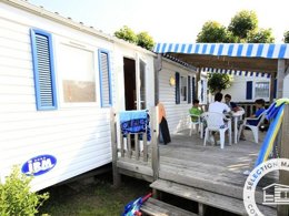 Camping Pas Cher vous présente avec son site Officiel campingpascher.fr, le Camping Les Flots Bleus classé 4 étoiles, situé sur la commune de La Faute Sur Mer dans le département Vendée (Pays De La Loire) en France. Le camping Les Flots Bleus, vous présente un hébergement de type mobil-home de 28 m² pour 6 personnes et télévision. Le camping Les Flots Bleus vous proposeun séjour PAS CHER avec une REMISEdu sam. 04 avril au sam. 11 avril 2026, en promotion à -35% pour 7 nuits à 339 € au lieu de 521,54 € soit une Économie de 182,54 €. Cette location propose 32 dates différentes pour réserver votre séjour. Découvrez également les 3 autres gammes d'hébergements du camping. Les Avis clients pour le Camping Les Flots Bleus sont excellents avec une note moyenne de 8 sur 10. Mer, Piscine chauffée, Piscine couverte, Animations familiales, Club enfants, Aire de jeux enfants, Canoë-kayak, Centre équestre, Golf, Ping-pong, Planche à voile, Pétanque, Trampoline, Bar, Dépôt de pain, Plats à emporter, Restaurant, Snack/Bar, Supermarché,... En savoir plus : cliquez-ICI.