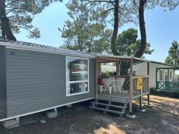 Camping Pas Cher vous présente avec son site Officiel campingpascher.fr, le Camping Les Flots Bleus classé 4 étoiles, situé sur la commune de La Faute Sur Mer dans le département Vendée (Pays De La Loire) en France. Le camping Les Flots Bleus, vous présente un hébergement de type mobil-home de 28 m² pour 6 personnes et télévision. Le camping Les Flots Bleus vous propose du sam. 30 mai au sam. 06 juin 2026 pour 7 nuits à 249€. Cette location propose 23 dates différentes pour réserver votre séjour. Découvrez également les 3 autres gammes d'hébergements du camping. Les Avis clients pour le Camping Les Flots Bleus sont excellents avec une note moyenne de 8 sur 10. Mer, Piscine chauffée, Piscine couverte, Animations familiales, Club enfants, Aire de jeux enfants, Canoë-kayak, Centre équestre, Golf, Ping-pong, Planche à voile, Pétanque, Trampoline, Bar, Dépôt de pain, Plats à emporter, Restaurant, Snack/Bar, Supermarché,... En savoir plus : cliquez-ICI.