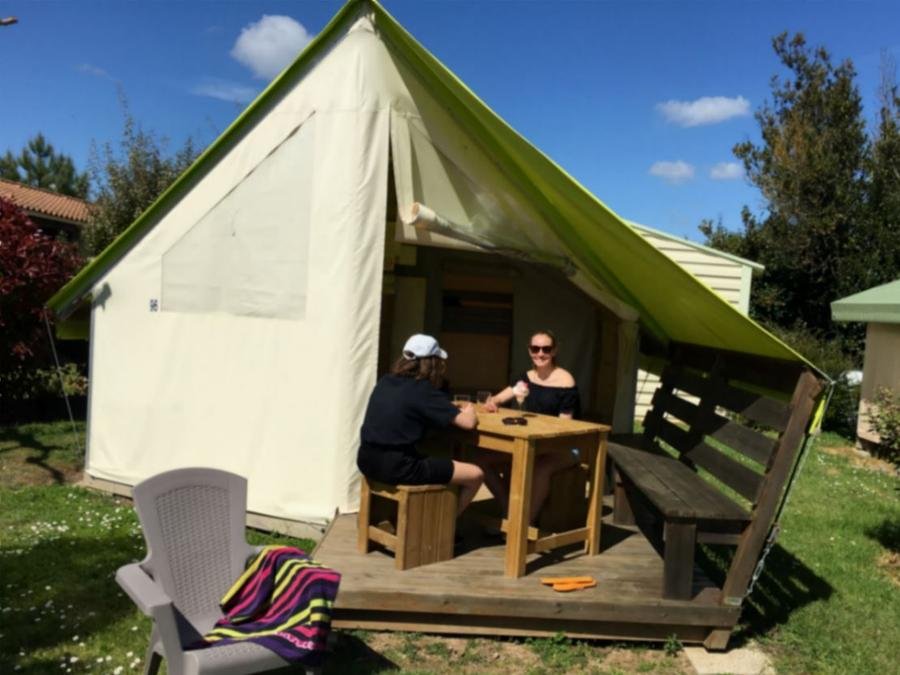 Camping Pas Cher vous présente avec son site Officiel campingpascher.fr, le Camping Paradis - Le Grand R classé 4 étoiles, situé sur la commune de La Faute Sur Mer dans le département Vendée (Pays De La Loire) en France. Le camping Paradis - Le Grand R, vous présente un hébergement de type tente en toile et bois de 17 m² pour 4 personnes. Le camping Paradis - Le Grand R vous propose du sam. 06 juin au sam. 13 juin 2026, en promotion à -9% pour 7 nuits à 149 € au lieu de 164,0 € soit une Économie de 15 €. Cette location propose 10 dates différentes pour réserver votre séjour. Découvrez également les 13 autres gammes d'hébergements du camping. Les Avis clients pour le Camping Paradis - Le Grand R sont excellents avec une note moyenne de 8 sur 10. MerRivière, Piscine chauffée, Piscine couverte, Animations familiales, Club ados, Club enfants, Aire de jeux enfants, Centre équestre, Cyclisme, Ping-pong, Pétanque, Randonnée, Salle de jeux vidéo, Structure gonflable enfants, Terrain de basketball, Terrain de football, Terrain de volley-ball, Trampoline, Bar, Boulangerie, Dépôt de pain, Snack/Bar, Supermarché, Épicerie,... En savoir plus : cliquez-ICI.