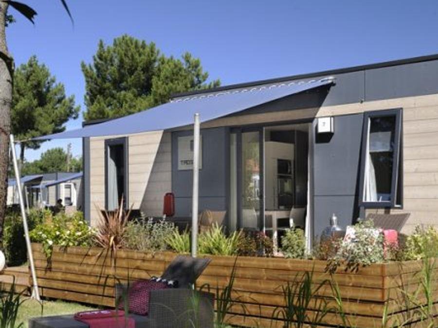 Camping Pas Cher vous présente avec son site Officiel campingpascher.fr, le Camping Paradis - Le Grand R classé 4 étoiles, situé sur la commune de La Faute Sur Mer dans le département Vendée (Pays De La Loire) en France. Le camping Paradis - Le Grand R vous propose un hébergement de type mobil-home de 35 m² pour 5 personnes avec climatisation (télévision). L'établissement vous propose 13 autres types d'hébergements. Découvrez tous nos séjours à petits prix dans la commune et aux alentours de La Faute Sur Mer du département : Vendée (Pays De La Loire). Les Avis clients pour le Camping Paradis - Le Grand R sont excellents avec une note moyenne de 8 sur 10. MerRivière, Piscine chauffée, Piscine couverte, Animations familiales, Club ados, Club enfants, Aire de jeux enfants, Centre équestre, Cyclisme, Ping-pong, Pétanque, Randonnée, Salle de jeux vidéo, Structure gonflable enfants, Terrain de basketball, Terrain de football, Terrain de volley-ball, Trampoline, Bar, Boulangerie, Dépôt de pain, Snack/Bar, Supermarché, Épicerie,... En savoir plus : cliquez-ICI.