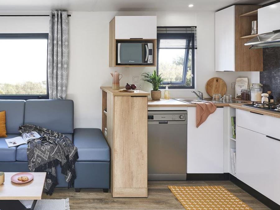 Camping Pas Cher vous présente avec son site Officiel campingpascher.fr, le Camping Paradis - Le Grand R classé 4 étoiles, situé sur la commune de La Faute Sur Mer dans le département Vendée (Pays De La Loire) en France. Le camping Paradis - Le Grand R vous propose un hébergement de type mobil-home de 37 m² pour 6 personnes avec climatisation (télévision). L'établissement vous propose 13 autres types d'hébergements. Découvrez tous nos séjours à petits prix dans la commune et aux alentours de La Faute Sur Mer du département : Vendée (Pays De La Loire). Les Avis clients pour le Camping Paradis - Le Grand R sont excellents avec une note moyenne de 8 sur 10. MerRivière, Piscine chauffée, Piscine couverte, Animations familiales, Club ados, Club enfants, Aire de jeux enfants, Centre équestre, Cyclisme, Ping-pong, Pétanque, Randonnée, Salle de jeux vidéo, Structure gonflable enfants, Terrain de basketball, Terrain de football, Terrain de volley-ball, Trampoline, Bar, Boulangerie, Dépôt de pain, Snack/Bar, Supermarché, Épicerie,... En savoir plus : cliquez-ICI.