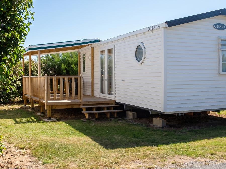 Camping Pas Cher vous présente avec son site Officiel campingpascher.fr, le Camping Paradis - Le Grand R classé 4 étoiles, situé sur la commune de La Faute Sur Mer dans le département Vendée (Pays De La Loire) en France. Le camping Paradis - Le Grand R, vous présente un hébergement de type mobil-home de 30 m² et télévision. Le camping Paradis - Le Grand R vous propose du sam. 05 septembre au sam. 12 septembre 2026, en promotion à -7% pour 7 nuits à 239 € au lieu de 257,0 € soit une Économie de 18 €. Cette location propose 10 dates différentes pour réserver votre séjour. Découvrez également les 13 autres gammes d'hébergements du camping. Les Avis clients pour le Camping Paradis - Le Grand R sont excellents avec une note moyenne de 8 sur 10. MerRivière, Piscine chauffée, Piscine couverte, Animations familiales, Club ados, Club enfants, Aire de jeux enfants, Centre équestre, Cyclisme, Ping-pong, Pétanque, Randonnée, Salle de jeux vidéo, Structure gonflable enfants, Terrain de basketball, Terrain de football, Terrain de volley-ball, Trampoline, Bar, Boulangerie, Dépôt de pain, Snack/Bar, Supermarché, Épicerie,... En savoir plus : cliquez-ICI.