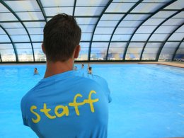 Camping Pas Cher vous présente avec son site Officiel campingpascher.fr, le Camping Paradis - Le Grand R classé 4 étoiles, situé sur la commune de La Faute Sur Mer dans le département Vendée (Pays De La Loire) en France. Le camping Paradis - Le Grand R, vous présente un hébergement de type mobil-home de 30 m² pour 4 personnes et télévision. Le camping Paradis - Le Grand R vous propose du sam. 18 avril au sam. 25 avril 2026, en promotion à -10% pour 7 nuits à 229 € au lieu de 257,0 € soit une Économie de 28 €. Cette location propose 25 dates différentes pour réserver votre séjour. Découvrez également les 11 autres gammes d'hébergements du camping. Les Avis clients pour le Camping Paradis - Le Grand R sont excellents avec une note moyenne de 8 sur 10. MerRivière, Piscine chauffée, Piscine couverte, Animations familiales, Club ados, Club enfants, Aire de jeux enfants, Centre équestre, Cyclisme, Ping-pong, Pétanque, Randonnée, Salle de jeux vidéo, Structure gonflable enfants, Terrain de basketball, Terrain de football, Terrain de volley-ball, Trampoline, Bar, Boulangerie, Dépôt de pain, Snack/Bar, Supermarché, Épicerie,... En savoir plus : cliquez-ICI.