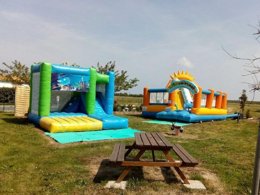 Camping Pas Cher vous présente avec son site Officiel campingpascher.fr, le Camping Paradis - Le Grand R classé 4 étoiles, situé sur la commune de La Faute Sur Mer dans le département Vendée (Pays De La Loire) en France. Le camping Paradis - Le Grand R, vous présente un hébergement de type tente en toile et bois de 17 m² pour 4 personnes. Le camping Paradis - Le Grand R vous propose du sam. 11 juillet au sam. 18 juillet 2026, en promotion à -10% pour 7 nuits à 499 € au lieu de 555,0 € soit une Économie de 56 €. Cette location propose 25 dates différentes pour réserver votre séjour. Découvrez également les 11 autres gammes d'hébergements du camping. Les Avis clients pour le Camping Paradis - Le Grand R sont excellents avec une note moyenne de 8 sur 10. MerRivière, Piscine chauffée, Piscine couverte, Animations familiales, Club ados, Club enfants, Aire de jeux enfants, Centre équestre, Cyclisme, Ping-pong, Pétanque, Randonnée, Salle de jeux vidéo, Structure gonflable enfants, Terrain de basketball, Terrain de football, Terrain de volley-ball, Trampoline, Bar, Boulangerie, Dépôt de pain, Snack/Bar, Supermarché, Épicerie,... En savoir plus : cliquez-ICI.