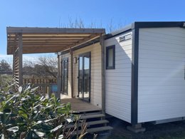 Camping Pas Cher vous présente avec son site Officiel campingpascher.fr, le Camping Paradis - Le Grand R classé 4 étoiles, situé sur la commune de La Faute Sur Mer dans le département Vendée (Pays De La Loire) en France. Le camping Paradis - Le Grand R, vous présente un hébergement de type mobil-home de 30 m² pour 4 personnes et télévision. Le camping Paradis - Le Grand R vous propose du sam. 18 avril au sam. 25 avril 2026, en promotion à -10% pour 7 nuits à 229 € au lieu de 257,0 € soit une Économie de 28 €. Cette location propose 25 dates différentes pour réserver votre séjour. Découvrez également les 11 autres gammes d'hébergements du camping. Les Avis clients pour le Camping Paradis - Le Grand R sont excellents avec une note moyenne de 8 sur 10. MerRivière, Piscine chauffée, Piscine couverte, Animations familiales, Club ados, Club enfants, Aire de jeux enfants, Centre équestre, Cyclisme, Ping-pong, Pétanque, Randonnée, Salle de jeux vidéo, Structure gonflable enfants, Terrain de basketball, Terrain de football, Terrain de volley-ball, Trampoline, Bar, Boulangerie, Dépôt de pain, Snack/Bar, Supermarché, Épicerie,... En savoir plus : cliquez-ICI.