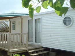 Camping Pas Cher vous présente avec son site Officiel campingpascher.fr, le Camping Paradis - Le Grand R classé 4 étoiles, situé sur la commune de La Faute Sur Mer dans le département Vendée (Pays De La Loire) en France. Le camping Paradis - Le Grand R, vous présente un hébergement de type mobil-home de 32 m² pour 4 personnes et télévision. Le camping Paradis - Le Grand R vous propose du sam. 18 avril au sam. 25 avril 2026, en promotion à -10% pour 7 nuits à 229 € au lieu de 257,0 € soit une Économie de 28 €. Cette location propose 25 dates différentes pour réserver votre séjour. Découvrez également les 11 autres gammes d'hébergements du camping. Les Avis clients pour le Camping Paradis - Le Grand R sont excellents avec une note moyenne de 8 sur 10. MerRivière, Piscine chauffée, Piscine couverte, Animations familiales, Club ados, Club enfants, Aire de jeux enfants, Centre équestre, Cyclisme, Ping-pong, Pétanque, Randonnée, Salle de jeux vidéo, Structure gonflable enfants, Terrain de basketball, Terrain de football, Terrain de volley-ball, Trampoline, Bar, Boulangerie, Dépôt de pain, Snack/Bar, Supermarché, Épicerie,... En savoir plus : cliquez-ICI.