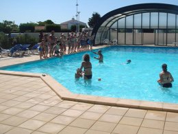 Camping Pas Cher vous présente avec son site Officiel campingpascher.fr, le Camping Paradis - Le Grand R classé 4 étoiles, situé sur la commune de La Faute Sur Mer dans le département Vendée (Pays De La Loire) en France. Le camping Paradis - Le Grand R, vous présente un hébergement de type mobil-home de 32 m² pour 4 personnes avec climatisation et télévision. Le camping Paradis - Le Grand R vous propose du sam. 04 avril au sam. 11 avril 2026, en promotion à -10% pour 7 nuits à 229 € au lieu de 257,0 € soit une Économie de 28 €. Cette location propose 25 dates différentes pour réserver votre séjour. Découvrez également les 11 autres gammes d'hébergements du camping. Les Avis clients pour le Camping Paradis - Le Grand R sont excellents avec une note moyenne de 8 sur 10. MerRivière, Piscine chauffée, Piscine couverte, Animations familiales, Club ados, Club enfants, Aire de jeux enfants, Centre équestre, Cyclisme, Ping-pong, Pétanque, Randonnée, Salle de jeux vidéo, Structure gonflable enfants, Terrain de basketball, Terrain de football, Terrain de volley-ball, Trampoline, Bar, Boulangerie, Dépôt de pain, Snack/Bar, Supermarché, Épicerie,... En savoir plus : cliquez-ICI.