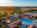 Camping Pas Cher vous présente avec son site Officiel campingpascher.fr, le Camping Flower Le Bel Air classé 4 étoiles, situé sur la commune de La Flotte dans le département Charente-maritime (Poitou Charentes) en France. Le camping Flower Le Bel Air, vous présente un hébergement de type chalet pour 6 personnes et télévision. Le camping Flower Le Bel Air vous propose du sam. 06 juin au sam. 13 juin 2026 avec une PROMO de DERNIÈRE MINUTE, en promotion à -20% pour 7 nuits à 526,80 € au lieu de 658,5 € soit une Économie de 131,70 €. Cette location propose 21 dates différentes pour réserver votre séjour. Découvrez également les 1 autres gammes d'hébergements du camping. Les Avis clients pour le Camping Flower Le Bel Air sont excellents avec une note moyenne de 8 sur 10. Mer, Piscine chauffée, Piscine extérieure, Animation ados, Animations familiales, Club enfants, Aire de jeux enfants, Baby-foot, Canoë-kayak, Centre équestre, Court de tennis, Cyclisme, Ping-pong, Piscine, Pétanque, Randonnée, Salle de jeux vidéo, Structure gonflable enfants, Surf, Voile, kiteSurf, Bar, Dépôt de pain, Snack/Bar, Supermarché, Épicerie,... En savoir plus : cliquez-ICI.