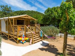 Camping Pas Cher vous présente avec son site Officiel campingpascher.fr, le Camping Flower Le Bel Air classé 4 étoiles, situé sur la commune de La Flotte dans le département Charente-maritime (Poitou Charentes) en France. Le camping Flower Le Bel Air, vous présente un hébergement de type chalet de 43 m² pour 6 personnes et télévision. Le camping Flower Le Bel Air vous propose du sam. 05 septembre au sam. 12 septembre 2026 pour 7 nuits à 616€. Cette location propose 115 dates différentes pour réserver votre séjour. Découvrez également les 7 autres gammes d'hébergements du camping. Les Avis clients pour le Camping Flower Le Bel Air sont excellents avec une note moyenne de 8 sur 10. Mer, Piscine chauffée, Piscine extérieure, Animation ados, Animations familiales, Club enfants, Aire de jeux enfants, Baby-foot, Canoë-kayak, Centre équestre, Court de tennis, Cyclisme, Ping-pong, Piscine, Pétanque, Randonnée, Salle de jeux vidéo, Structure gonflable enfants, Surf, Voile, kiteSurf, Bar, Dépôt de pain, Snack/Bar, Supermarché, Épicerie,... En savoir plus : cliquez-ICI.