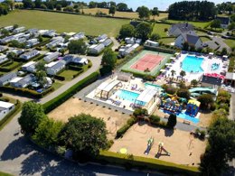 Camping Pas Cher vous présente avec son site Officiel campingpascher.fr, le Camping De Kéranterec classé 4 étoiles, situé sur la commune de La Forêt Fouesnant dans le département Finistère (Bretagne) en France. Le camping De Kéranterec, vous présente un hébergement de type mobil-home de 40 m² pour 4 personnes et télévision. Le camping De Kéranterec vous propose du sam. 15 août au sam. 22 août 2026 pour 7 nuits à 1351€. Cette location propose 1 dates différentes pour réserver votre séjour. Découvrez également les 17 autres gammes d'hébergements du camping. Les Avis clients pour le Camping De Kéranterec sont excellents avec une note moyenne de 8 sur 10. Piscine couverte, Piscine extérieure, Animation ados, Animations familiales, Club enfants, Aire de jeux enfants, Baby-foot, Court de tennis, Ping-pong, Piscine, Pétanque, Structure gonflable enfants, Bar, Pizzeria, Épicerie,... En savoir plus : cliquez-ICI.