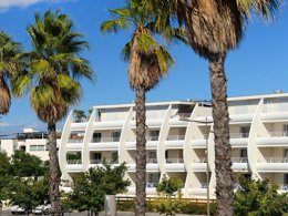 Camping Pas Cher vous présente avec son site Officiel campingpascher.fr, la Résidence Odalys Référence Les Dunes Du Soleil classé 3 étoiles, située sur la commune de La Grande Motte dans le département Hérault (Languedoc Roussillon) en France. La résidence Odalys Référence Les Dunes Du Soleil, vous présente un hébergement de type studio de 27 m² pour 2 personnes avec climatisation et télévision. La résidence Odalys Référence Les Dunes Du Soleil vous propose du sam. 03 janvier au sam. 10 janvier 2026 pour 7 nuits à 299€. Cette location propose 38 dates différentes pour réserver votre séjour. Découvrez également les 6 autres gammes d'hébergements de la résidence. Les Avis clients pour la Résidence Odalys Référence Les Dunes Du Soleil sont excellents avec une note moyenne de 8 sur 10. Mer, Piscine chauffée, Piscine extérieure, Canoë-kayak, Court de tennis, Golf, Jet-ski, Location de bateaux, Plongée, Voile, Restaurant, Épicerie,... En savoir plus : cliquez-ICI.