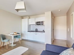 Camping Pas Cher vous présente avec son site Officiel campingpascher.fr, la Résidence Odalys Référence Les Dunes Du Soleil classé 3 étoiles, située sur la commune de La Grande Motte dans le département Hérault (Languedoc Roussillon) en France. La résidence Odalys Référence Les Dunes Du Soleil, vous présente un hébergement de type appartement de 62 m² pour 2 personnes avec climatisation et télévision. La résidence Odalys Référence Les Dunes Du Soleil vous propose du sam. 10 octobre au sam. 17 octobre 2026 pour 7 nuits à 739€. Cette location propose 11 dates différentes pour réserver votre séjour. Découvrez également les 6 autres gammes d'hébergements de la résidence. Les Avis clients pour la Résidence Odalys Référence Les Dunes Du Soleil sont excellents avec une note moyenne de 8 sur 10. Mer, Piscine chauffée, Piscine extérieure, Canoë-kayak, Court de tennis, Golf, Jet-ski, Location de bateaux, Plongée, Voile, Restaurant, Épicerie,... En savoir plus : cliquez-ICI.