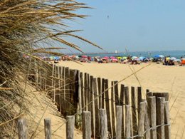 Camping Pas Cher vous présente avec son site Officiel campingpascher.fr, le Camping Maïana Resort classé 4 étoiles, situé sur la commune de La Grande Motte dans le département Hérault (Languedoc Roussillon) en France. Le camping Maïana Resort, vous présente un hébergement de type mobil-home de 27 m² avec climatisation et télévision. Le camping Maïana Resort vous proposeun séjour PAS CHER avec une REMISEdu sam. 30 mai au sam. 06 juin 2026, en promotion à -36% pour 7 nuits à 259 € au lieu de 410,0 € soit une Économie de 151 €. Cette location propose 23 dates différentes pour réserver votre séjour. Découvrez également les 4 autres gammes d'hébergements du camping. Les Avis clients pour le Camping Maïana Resort sont excellents avec une note moyenne de 8 sur 10. Piscine extérieure, Animations familiales, Club enfants, Aire de jeux enfants, Centre équestre, Cyclisme, Ping-pong, Pétanque, Terrain multisports, Bar, Dépôt de pain, Plats à emporter, Restaurant, Épicerie,... En savoir plus : cliquez-ICI.