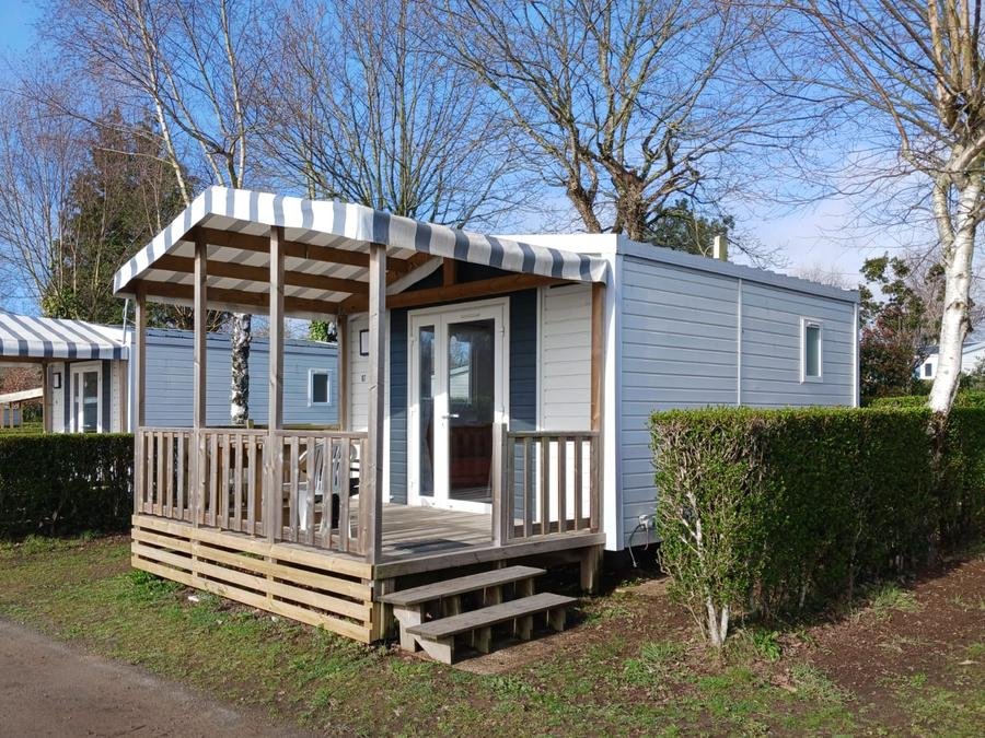 Camping Pas Cher vous présente avec son site Officiel campingpascher.fr, le Camping Romanée - Kervilor classé 4 étoiles, situé sur la commune de La Trinite Sur Mer dans le département Morbihan (Bretagne) en France. Le camping Romanée - Kervilor, vous présente un hébergement de type mobil-home de 18 m² pour 1 personne et télévision. Le camping Romanée - Kervilor vous propose du dimanche 13 septembre au dimanche 20 septembre 2026 pour 7 nuits à 345€. Cette location propose 21 dates différentes pour réserver votre séjour. Découvrez également les 12 autres gammes d'hébergements du camping. Les Avis clients pour le Camping Romanée - Kervilor sont excellents avec une note moyenne de 8 sur 10. MerRivière, Parc aquatique, Piscine couverte, Piscine extérieure, Animations familiales, Club enfants, Aire de jeux enfants, Canoë-kayak, Centre équestre, Cyclisme, Golf, Jet-ski, Paddle, Ping-pong, Piscine, Planche à voile, Plongée, Pétanque, Surf, Trampoline, Voile, kiteSurf, Bar, Bureau de tabac, Dépôt de pain, Pizzeria, Plats à emporter, Snack/Bar, Supermarché, Épicerie,... En savoir plus : cliquez-ICI.