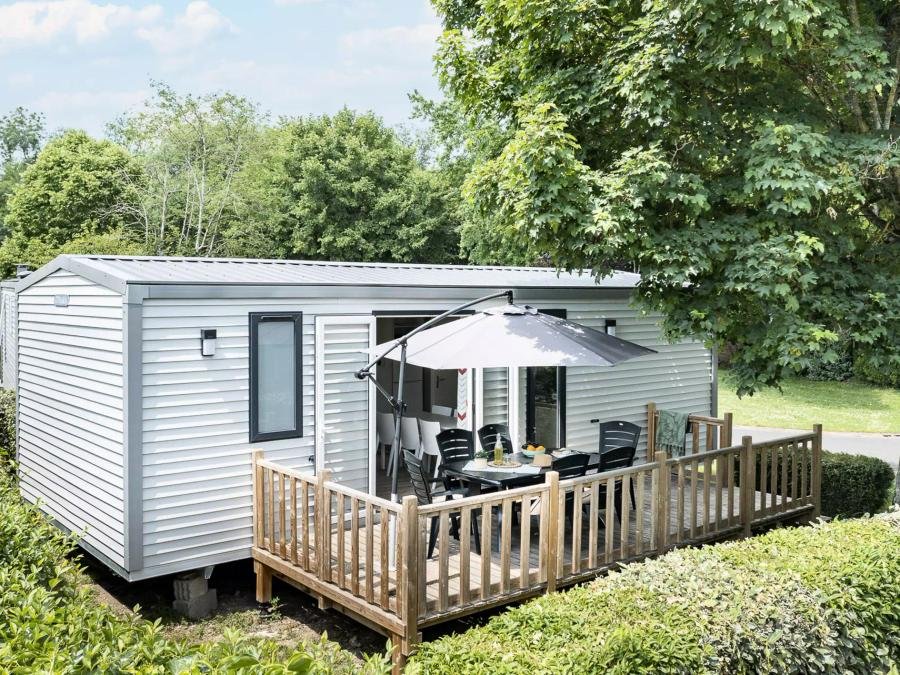 Camping Pas Cher vous présente avec son site Officiel campingpascher.fr, le Camping Romanée - Kervilor classé 4 étoiles, situé sur la commune de La Trinite Sur Mer dans le département Morbihan (Bretagne) en France. Le camping Romanée - Kervilor, vous présente un hébergement de type mobil-home de 25 m² et télévision. Le camping Romanée - Kervilor vous proposeun séjour PAS CHER avec une REMISEdu jeudi 04 juin au jeudi 11 juin 2026 avec une PROMO de DERNIÈRE MINUTE, en promotion à -33% pour 7 nuits à 259 € au lieu de 386,57 € soit une Économie de 127,57 €. Cette location propose 40 dates différentes pour réserver votre séjour. Découvrez également les 12 autres gammes d'hébergements du camping. Les Avis clients pour le Camping Romanée - Kervilor sont de 7 sur 10. MerRivière, Parc aquatique, Piscine couverte, Piscine extérieure, Animations familiales, Club enfants, Aire de jeux enfants, Canoë-kayak, Centre équestre, Golf, Jet-ski, Paddle, Ping-pong, Piscine, Planche à voile, Plongée, Pétanque, Surf, Terrain multisports, Trampoline, Voile, kiteSurf, Bar, Bureau de tabac, Dépôt de pain, Pizzeria, Plats à emporter, Snack/Bar, Supermarché, Épicerie,... En savoir plus : cliquez-ICI.