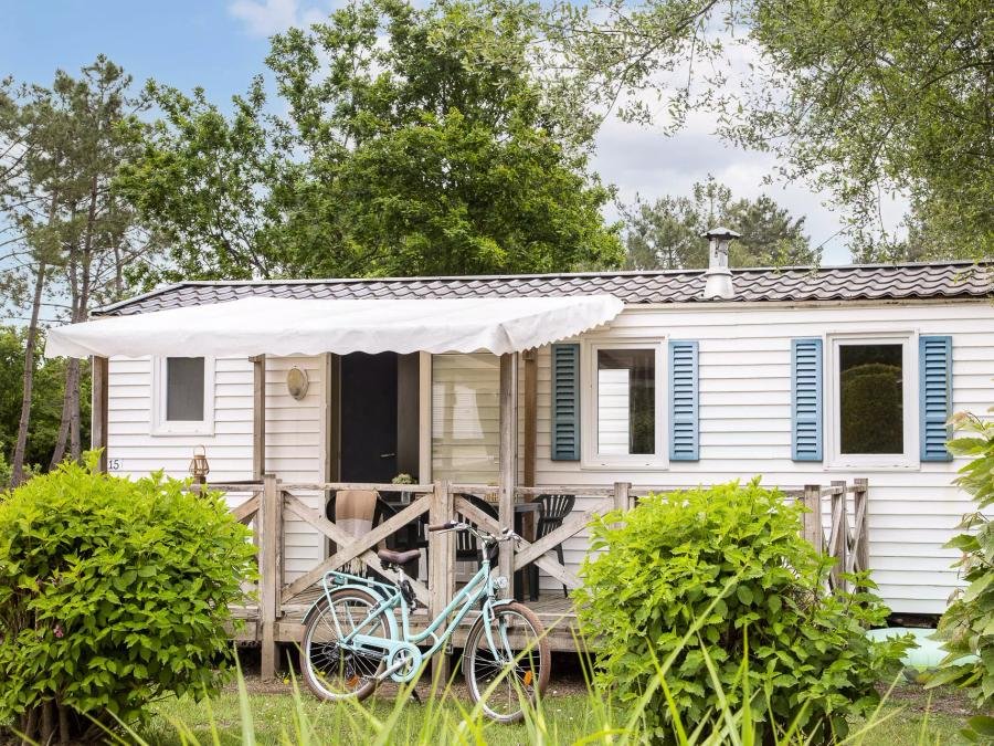 Camping Pas Cher vous présente avec son site Officiel campingpascher.fr, le Camping Romanée - Kervilor classé 4 étoiles, situé sur la commune de La Trinite Sur Mer dans le département Morbihan (Bretagne) en France. Le camping Romanée - Kervilor, vous présente un hébergement de type mobil-home de 27 m² et télévision. Le camping Romanée - Kervilor vous propose du sam. 04 juillet au sam. 11 juillet 2026, en promotion à -24% pour 7 nuits à 829 € au lieu de 1090,79 € soit une Économie de 261,79 €. Cette location propose 11 dates différentes pour réserver votre séjour. Découvrez également les 12 autres gammes d'hébergements du camping. Les Avis clients pour le Camping Romanée - Kervilor sont de 7 sur 10. MerRivière, Parc aquatique, Piscine couverte, Piscine extérieure, Animations familiales, Club enfants, Aire de jeux enfants, Canoë-kayak, Centre équestre, Golf, Jet-ski, Paddle, Ping-pong, Piscine, Planche à voile, Plongée, Pétanque, Surf, Terrain multisports, Trampoline, Voile, kiteSurf, Bar, Bureau de tabac, Dépôt de pain, Pizzeria, Plats à emporter, Snack/Bar, Supermarché, Épicerie,... En savoir plus : cliquez-ICI.