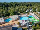 Camping Pas Cher vous présente avec son site Officiel campingpascher.fr, le Camping Romanée - Kervilor classé 4 étoiles, situé sur la commune de La Trinite Sur Mer dans le département Morbihan (Bretagne) en France. Le camping Romanée - Kervilor, vous présente un hébergement de type mobil-home de 36 m². Le camping Romanée - Kervilor vous propose du sam. 29 août au sam. 05 septembre 2026, en promotion à -24% pour 7 nuits à 287 € au lieu de 378,0 € soit une Économie de 91 €. Cette location propose 26 dates différentes pour réserver votre séjour. Découvrez également les 12 autres gammes d'hébergements du camping. Les Avis clients pour le Camping Romanée - Kervilor sont de 7 sur 10. MerRivière, Parc aquatique, Piscine couverte, Piscine extérieure, Animations familiales, Club enfants, Aire de jeux enfants, Canoë-kayak, Centre équestre, Golf, Jet-ski, Paddle, Ping-pong, Piscine, Planche à voile, Plongée, Pétanque, Surf, Terrain multisports, Trampoline, Voile, kiteSurf, Bar, Bureau de tabac, Dépôt de pain, Pizzeria, Plats à emporter, Snack/Bar, Supermarché, Épicerie,... En savoir plus : cliquez-ICI.