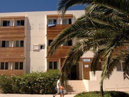 Camping Pas Cher vous présente avec son site Officiel campingpascher.fr, la Résidence Club L'Ile D'Or - Vacancéole, située sur la commune de La Londe Les Maures dans le département Var (Provence Alpes Côte D'azur) en France. La résidence Club L'Ile D'Or - Vacancéole, vous présente un hébergement de type appartement de 26 m² pour 4 personnes avec climatisation et télévision. La résidence Club L'Ile D'Or - Vacancéole vous proposeun séjour PAS CHER avec une REMISEdu sam. 03 octobre au sam. 10 octobre 2026, en promotion à -33% pour 7 nuits à 247,20 € au lieu de 372,29 € soit une Économie de 125,09 €. Cette location propose 151 dates différentes pour réserver votre séjour. Découvrez également les 3 autres gammes d'hébergements de la résidence. Les Avis clients pour la Résidence Club L'Ile D'Or - Vacancéole sont de 7 sur 10. Mer, Piscine extérieure, Aire de jeux enfants, Canoë-kayak, Court de tennis, Golf, Jet-ski, Ping-pong, Plongée, Randonnée, Salle de fitness, Terrain multisports, Bar, Snack/Bar, Supermarché,... En savoir plus : cliquez-ICI.