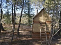 Camping Pas Cher vous présente avec son site Officiel campingpascher.fr, le Camping Hello Soleil classé 3 étoiles, situé sur la commune de Lablachere dans le département Ardèche (Rhône Alpes) en France. Le camping Hello Soleil, vous présente un hébergement de type hébergement insolite de 12 m². Le camping Hello Soleil vous propose du lundi 04 mai au lundi 11 mai 2026, en promotion à -10% pour 7 nuits à 182,70 € au lieu de 203,0 € soit une Économie de 20,30 €. Cette location propose 143 dates différentes pour réserver votre séjour. Découvrez également les 8 autres gammes d'hébergements du camping. Les Avis clients pour le Camping Hello Soleil sont excellents avec une note moyenne de 8 sur 10. Piscine chauffée, Piscine extérieure, Animations familiales, Aire de jeux enfants, Baby-foot, Canoë-kayak, Court de tennis, Ping-pong, Pétanque, Randonnée, Structure gonflable enfants, Bar, Dépôt de pain, Snack/Bar, Supermarché, Épicerie,... En savoir plus : cliquez-ICI.