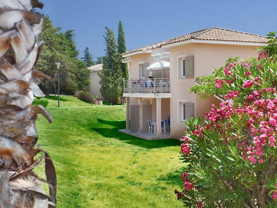 Camping Pas Cher vous présente avec son site Officiel campingpascher.fr, la Résidence Odalys Référence Les Océanides classé 3 étoiles, située sur la commune de La Londe Les Maures dans le département Var (Provence Alpes Côte D'azur) en France. La résidence Odalys Référence Les Océanides, vous présente un hébergement de type studio de 23 m² avec climatisation et télévision. La résidence Odalys Référence Les Océanides vous propose du sam. 31 octobre au sam. 07 novembre 2026 pour 7 nuits à 249€. Cette location propose 36 dates différentes pour réserver votre séjour. Découvrez également les 3 autres gammes d'hébergements de la résidence. Les Avis clients pour la Résidence Odalys Référence Les Océanides sont excellents avec une note moyenne de 8 sur 10. Piscine extérieure, Animations familiales, Club ados, Club enfants, Aire de jeux enfants, Canoë-kayak, Cyclisme, Golf, Jet-ski, Location de bateaux, Plongée, Randonnée, Salle de fitness, Voile, Restaurant,... En savoir plus : cliquez-ICI.