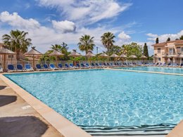 Camping Pas Cher vous présente avec son site Officiel campingpascher.fr, la Résidence Odalys Référence Les Océanides classé 3 étoiles, située sur la commune de La Londe Les Maures dans le département Var (Provence Alpes Côte D'azur) en France. La résidence Odalys Référence Les Océanides, vous présente un hébergement de type studio de 23 m² avec climatisation et télévision. La résidence Odalys Référence Les Océanides vous propose du sam. 31 octobre au sam. 07 novembre 2026 pour 7 nuits à 249€. Cette location propose 36 dates différentes pour réserver votre séjour. Découvrez également les 3 autres gammes d'hébergements de la résidence. Les Avis clients pour la Résidence Odalys Référence Les Océanides sont excellents avec une note moyenne de 8 sur 10. Piscine extérieure, Animations familiales, Club ados, Club enfants, Aire de jeux enfants, Canoë-kayak, Cyclisme, Golf, Jet-ski, Location de bateaux, Plongée, Randonnée, Salle de fitness, Voile, Restaurant,... En savoir plus : cliquez-ICI.