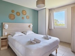 Camping Pas Cher vous présente avec son site Officiel campingpascher.fr, la Résidence Odalys Référence Les Océanides classé 3 étoiles, située sur la commune de La Londe Les Maures dans le département Var (Provence Alpes Côte D'azur) en France. La résidence Odalys Référence Les Océanides vous propose un hébergement de type appartement de 57 m² pour 6 personnes avec climatisation (télévision). Cet hébergement propose plus de 29 dates différentes pour réserver ! Pour dévouvrir la période la moins chère, consultez la rubrique 'Tarifs' et sélectionnez votre mois de départ. L'établissement vous propose 3 autres types d'hébergements. Découvrez tous nos séjours à petits prix dans la commune et aux alentours de La Londe Les Maures du département : Var (Provence Alpes Côte D'azur). Les Avis clients pour la Résidence Odalys Référence Les Océanides sont excellents avec une note moyenne de 8 sur 10. Piscine extérieure, Animations familiales, Club ados, Club enfants, Aire de jeux enfants, Canoë-kayak, Cyclisme, Golf, Jet-ski, Location de bateaux, Plongée, Randonnée, Salle de fitness, Voile, Restaurant,... En savoir plus : cliquez-ICI.