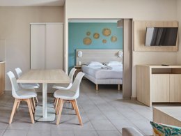 Camping Pas Cher vous présente avec son site Officiel campingpascher.fr, la Résidence Odalys Référence Les Océanides classé 3 étoiles, située sur la commune de La Londe Les Maures dans le département Var (Provence Alpes Côte D'azur) en France. La résidence Odalys Référence Les Océanides, vous présente un hébergement de type studio de 23 m² avec climatisation et télévision. La résidence Odalys Référence Les Océanides vous propose du sam. 13 décembre au sam. 20 décembre 2025 avec un DÉPART DEMAIN pour 7 nuits à 239€. Cette location propose 37 dates différentes pour réserver votre séjour. Découvrez également les 3 autres gammes d'hébergements de la résidence. Les Avis clients pour la Résidence Odalys Référence Les Océanides sont excellents avec une note moyenne de 8 sur 10. Piscine extérieure, Animations familiales, Club ados, Club enfants, Aire de jeux enfants, Canoë-kayak, Cyclisme, Golf, Jet-ski, Location de bateaux, Plongée, Randonnée, Salle de fitness, Voile, Restaurant,... En savoir plus : cliquez-ICI.