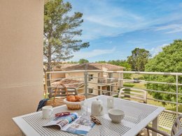 Camping Pas Cher vous présente avec son site Officiel campingpascher.fr, la Résidence Odalys Référence Les Océanides classé 3 étoiles, située sur la commune de La Londe Les Maures dans le département Var (Provence Alpes Côte D'azur) en France. La résidence Odalys Référence Les Océanides vous propose un hébergement de type appartement de 34 m² pour 4 personnes avec climatisation (télévision). Cet hébergement propose plus de 29 dates différentes pour réserver ! Pour dévouvrir la période la moins chère, consultez la rubrique 'Tarifs' et sélectionnez votre mois de départ. L'établissement vous propose 3 autres types d'hébergements. Découvrez tous nos séjours à petits prix dans la commune et aux alentours de La Londe Les Maures du département : Var (Provence Alpes Côte D'azur). Les Avis clients pour la Résidence Odalys Référence Les Océanides sont excellents avec une note moyenne de 8 sur 10. Piscine extérieure, Animations familiales, Club ados, Club enfants, Aire de jeux enfants, Canoë-kayak, Cyclisme, Golf, Jet-ski, Location de bateaux, Plongée, Randonnée, Salle de fitness, Voile, Restaurant,... En savoir plus : cliquez-ICI.