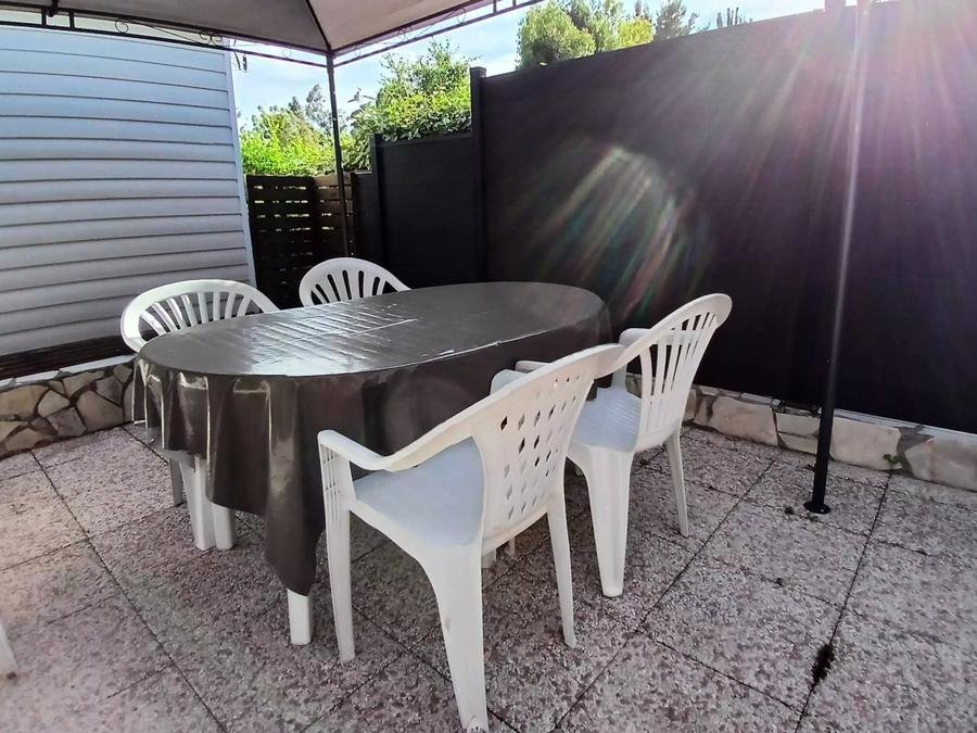Camping Pas Cher vous présente avec son site Officiel campingpascher.fr, le Camping Parc Valrose classé 4 étoiles, situé sur la commune de La Londe Les Maures dans le département Var (Provence Alpes Côte D'azur) en France. Le camping Parc Valrose vous propose un hébergement de type mobil-home de 30 m² pour 4 personnes avec climatisation (télévision). Cet hébergement propose plus de 101 dates différentes pour réserver ! Pour dévouvrir la période la moins chère, consultez la rubrique 'Tarifs' et sélectionnez votre mois de départ. L'établissement vous propose 13 autres types d'hébergements. Découvrez tous nos séjours à petits prix dans la commune et aux alentours de La Londe Les Maures du département : Var (Provence Alpes Côte D'azur). Les Avis clients pour le Camping Parc Valrose sont excellents avec une note moyenne de 8 sur 10. Piscine chauffée, Piscine extérieure, Animations familiales, Club enfants, Aire de jeux enfants, Baby-foot, Canoë-kayak, Centre équestre, Golf, Location de bateaux, Ping-pong, Piscine, Pétanque, Randonnée, Bar, Boulangerie, Bureau de tabac, Dépôt de pain, Pizzeria, Plats à emporter, Restaurant, Snack/Bar, Supermarché, Épicerie,... En savoir plus : cliquez-ICI.