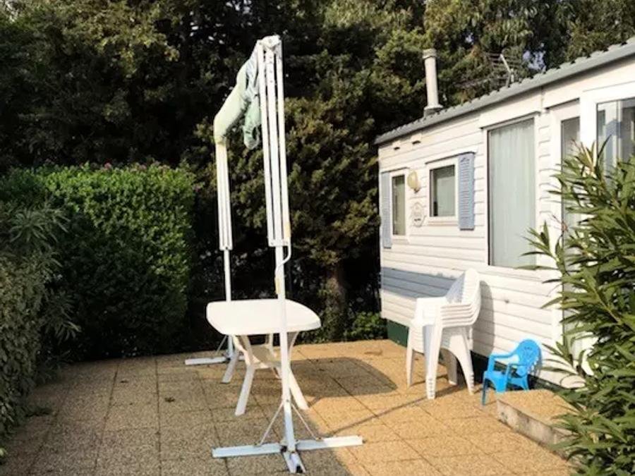 Camping Pas Cher vous présente avec son site Officiel campingpascher.fr, le Camping Parc Valrose classé 4 étoiles, situé sur la commune de La Londe Les Maures dans le département Var (Provence Alpes Côte D'azur) en France. Le camping Parc Valrose vous propose un hébergement de type mobil-home de 26 m². Cet hébergement propose plus de 101 dates différentes pour réserver ! Pour dévouvrir la période la moins chère, consultez la rubrique 'Tarifs' et sélectionnez votre mois de départ. L'établissement vous propose 13 autres types d'hébergements. Découvrez tous nos séjours à petits prix dans la commune et aux alentours de La Londe Les Maures du département : Var (Provence Alpes Côte D'azur). Les Avis clients pour le Camping Parc Valrose sont excellents avec une note moyenne de 8 sur 10. Piscine chauffée, Piscine extérieure, Animations familiales, Club enfants, Aire de jeux enfants, Baby-foot, Canoë-kayak, Centre équestre, Golf, Location de bateaux, Ping-pong, Piscine, Pétanque, Randonnée, Bar, Boulangerie, Bureau de tabac, Dépôt de pain, Pizzeria, Plats à emporter, Restaurant, Snack/Bar, Supermarché, Épicerie,... En savoir plus : cliquez-ICI.
