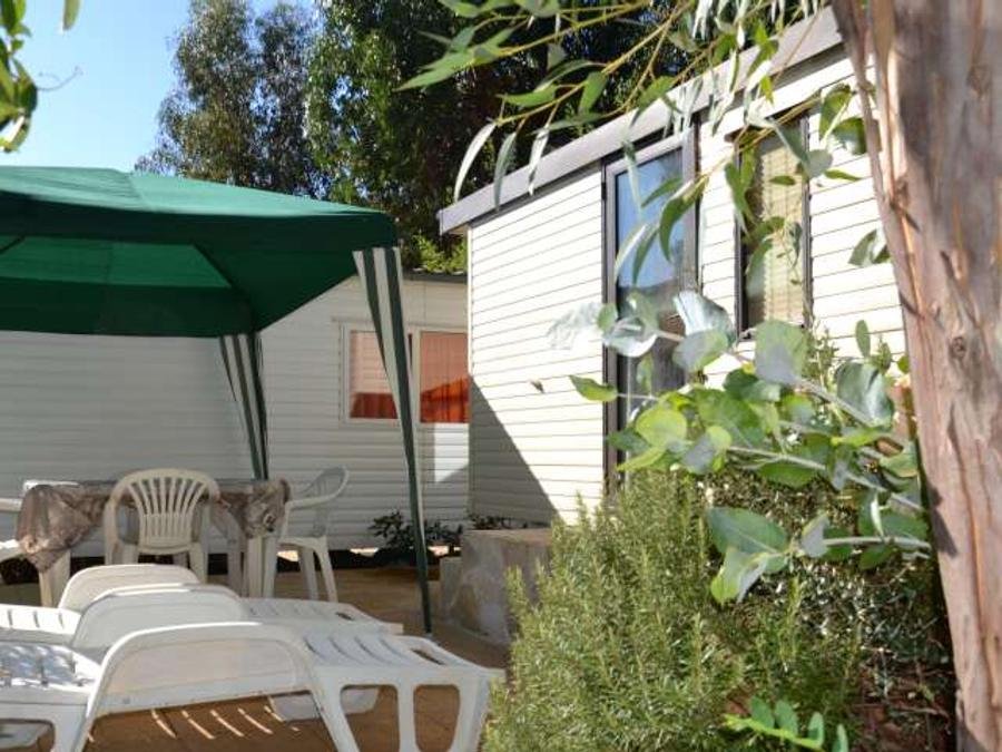 Camping Pas Cher vous présente avec son site Officiel campingpascher.fr, le Camping Maeva Escapades Parc Valrose classé 4 étoiles, situé sur la commune de La Londe Les Maures dans le département Var (Provence Alpes Côte D'azur) en France. Le camping Maeva Escapades Parc Valrose, vous présente un hébergement de type mobil-home de 28 m² avec climatisation et télévision. Le camping Maeva Escapades Parc Valrose vous propose du vendredi 05 juin au vendredi 12 juin 2026 avec une PROMO de DERNIÈRE MINUTE, en promotion à -28% pour 7 nuits à 350 € au lieu de 490 € soit une Économie de 140 €. Cette location propose 104 dates différentes pour réserver votre séjour. Découvrez également les 14 autres gammes d'hébergements du camping. Les Avis clients pour le Camping Maeva Escapades Parc Valrose sont excellents avec une note moyenne de 8 sur 10. Piscine chauffée, Piscine extérieure, Animations familiales, Club enfants, Aire de jeux enfants, Baby-foot, Canoë-kayak, Centre équestre, Golf, Location de bateaux, Ping-pong, Piscine, Pétanque, Randonnée, Bar, Boulangerie, Bureau de tabac, Dépôt de pain, Pizzeria, Plats à emporter, Restaurant, Snack/Bar, Supermarché, Épicerie,... En savoir plus : cliquez-ICI.