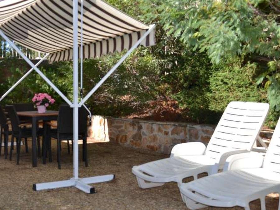 Camping Pas Cher vous présente avec son site Officiel campingpascher.fr, le Camping Maeva Escapades Parc Valrose classé 4 étoiles, situé sur la commune de La Londe Les Maures dans le département Var (Provence Alpes Côte D'azur) en France. Le camping Maeva Escapades Parc Valrose vous propose un hébergement de type mobil-home de 30 m² avec climatisation (télévision). Cet hébergement propose plus de 119 dates différentes pour réserver ! Pour dévouvrir la période la moins chère, consultez la rubrique 'Tarifs' et sélectionnez votre mois de départ. L'établissement vous propose 14 autres types d'hébergements. Découvrez tous nos séjours à petits prix dans la commune et aux alentours de La Londe Les Maures du département : Var (Provence Alpes Côte D'azur). Les Avis clients pour le Camping Maeva Escapades Parc Valrose sont excellents avec une note moyenne de 8 sur 10. Piscine chauffée, Piscine extérieure, Animations familiales, Club enfants, Aire de jeux enfants, Baby-foot, Canoë-kayak, Centre équestre, Golf, Location de bateaux, Ping-pong, Piscine, Pétanque, Randonnée, Bar, Boulangerie, Bureau de tabac, Dépôt de pain, Pizzeria, Plats à emporter, Restaurant, Snack/Bar, Supermarché, Épicerie,... En savoir plus : cliquez-ICI.
