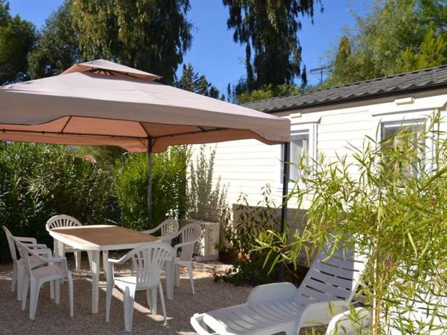 Camping Pas Cher vous présente avec son site Officiel campingpascher.fr, le Camping Maeva Escapades Parc Valrose classé 4 étoiles, situé sur la commune de La Londe Les Maures dans le département Var (Provence Alpes Côte D'azur) en France. Le camping Maeva Escapades Parc Valrose vous propose un hébergement de type mobil-home de 38 m² avec climatisation (télévision). Cet hébergement propose plus de 112 dates différentes pour réserver ! Pour dévouvrir la période la moins chère, consultez la rubrique 'Tarifs' et sélectionnez votre mois de départ. L'établissement vous propose 14 autres types d'hébergements. Découvrez tous nos séjours à petits prix dans la commune et aux alentours de La Londe Les Maures du département : Var (Provence Alpes Côte D'azur). Les Avis clients pour le Camping Maeva Escapades Parc Valrose sont excellents avec une note moyenne de 8 sur 10. Piscine chauffée, Piscine extérieure, Animations familiales, Club enfants, Aire de jeux enfants, Baby-foot, Canoë-kayak, Centre équestre, Golf, Location de bateaux, Ping-pong, Piscine, Pétanque, Randonnée, Bar, Boulangerie, Bureau de tabac, Dépôt de pain, Pizzeria, Plats à emporter, Restaurant, Snack/Bar, Supermarché, Épicerie,... En savoir plus : cliquez-ICI.