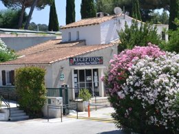 Camping Pas Cher vous présente avec son site Officiel campingpascher.fr, le Camping Maeva Escapades Parc Valrose classé 4 étoiles, situé sur la commune de La Londe Les Maures dans le département Var (Provence Alpes Côte D'azur) en France. Le camping Maeva Escapades Parc Valrose vous propose un hébergement de type mobil-home de 27 m². L'établissement vous propose 11 autres types d'hébergements. Découvrez tous nos séjours à petits prix dans la commune et aux alentours de La Londe Les Maures du département : Var (Provence Alpes Côte D'azur). Les Avis clients pour le Camping Maeva Escapades Parc Valrose sont excellents avec une note moyenne de 8 sur 10. Piscine chauffée, Piscine extérieure, Animations familiales, Club enfants, Aire de jeux enfants, Baby-foot, Canoë-kayak, Centre équestre, Golf, Location de bateaux, Ping-pong, Piscine, Pétanque, Randonnée, Bar, Boulangerie, Bureau de tabac, Dépôt de pain, Pizzeria, Plats à emporter, Restaurant, Snack/Bar, Supermarché, Épicerie,... En savoir plus : cliquez-ICI.