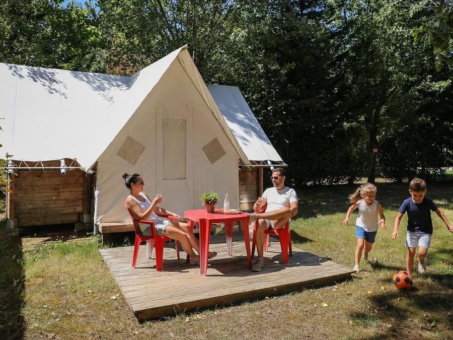 Camping Pas Cher vous présente avec son site Officiel campingpascher.fr, le Camping Flower Le Pavillon classé 3 étoiles, situé sur la commune de La Mothe Achard dans le département Vendée (Pays De La Loire) en France. Le camping Flower Le Pavillon, vous présente un hébergement de type tente en toile et bois de 28 m² pour 4 personnes. Le camping Flower Le Pavillon vous propose du sam. 20 juin au sam. 27 juin 2026 pour 7 nuits à 245€. Cette location propose 18 dates différentes pour réserver votre séjour. Découvrez également les 13 autres gammes d'hébergements du camping. Les Avis clients pour le Camping Flower Le Pavillon sont excellents avec une note moyenne de 8 sur 10. MerÉtang, Piscine couverte, Piscine extérieure, Animations familiales, Club enfants, Aire de jeux enfants, Baby-foot, Centre équestre, Parcours sportif, Ping-pong, Pétanque, Salle de fitness, Salle de jeux vidéo, Sports nautiques, Structure gonflable enfants, Terrain multisports, Tir à l’arc, Bar, Boulangerie, Bureau de tabac, Snack/Bar, Supermarché,... En savoir plus : cliquez-ICI.