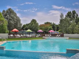 Camping Pas Cher vous présente avec son site Officiel campingpascher.fr, le Camping Flower Le Pavillon classé 3 étoiles, situé sur la commune de La Mothe Achard dans le département Vendée (Pays De La Loire) en France. Le camping Flower Le Pavillon, vous présente un hébergement de type tente en toile et bois de 28 m² pour 4 personnes. Le camping Flower Le Pavillon vous propose du sam. 20 juin au sam. 27 juin 2026 pour 7 nuits à 245€. Cette location propose 18 dates différentes pour réserver votre séjour. Découvrez également les 13 autres gammes d'hébergements du camping. Les Avis clients pour le Camping Flower Le Pavillon sont excellents avec une note moyenne de 8 sur 10. MerÉtang, Piscine couverte, Piscine extérieure, Animations familiales, Club enfants, Aire de jeux enfants, Baby-foot, Centre équestre, Parcours sportif, Ping-pong, Pétanque, Salle de fitness, Salle de jeux vidéo, Sports nautiques, Structure gonflable enfants, Terrain multisports, Tir à l’arc, Bar, Boulangerie, Bureau de tabac, Snack/Bar, Supermarché,... En savoir plus : cliquez-ICI.