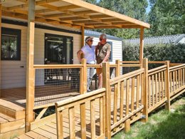 Camping Pas Cher vous présente avec son site Officiel campingpascher.fr, le Camping Flower Le Pavillon classé 3 étoiles, situé sur la commune de La Mothe Achard dans le département Vendée (Pays De La Loire) en France. Le camping Flower Le Pavillon, vous présente un hébergement de type hébergement insolite pour 2 personnes. Le camping Flower Le Pavillon vous propose du mardi 26 mai au mardi 02 juin 2026 pour 7 nuits à 220.5€. Cette location propose 114 dates différentes pour réserver votre séjour. Découvrez également les 13 autres gammes d'hébergements du camping. Les Avis clients pour le Camping Flower Le Pavillon sont excellents avec une note moyenne de 8 sur 10. MerÉtang, Piscine couverte, Piscine extérieure, Animations familiales, Club enfants, Aire de jeux enfants, Baby-foot, Centre équestre, Parcours sportif, Ping-pong, Pétanque, Salle de fitness, Salle de jeux vidéo, Sports nautiques, Structure gonflable enfants, Terrain multisports, Tir à l’arc, Bar, Boulangerie, Bureau de tabac, Snack/Bar, Supermarché,... En savoir plus : cliquez-ICI.