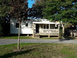 Camping Pas Cher vous présente avec son site Officiel campingpascher.fr, le Camping Flower Le Pavillon classé 3 étoiles, situé sur la commune de La Mothe Achard dans le département Vendée (Pays De La Loire) en France. Le camping Flower Le Pavillon, vous présente un hébergement de type mobil-home de 34 m². Le camping Flower Le Pavillon vous propose du mardi 26 mai au mardi 02 juin 2026 pour 7 nuits à 397€. Cette location propose 84 dates différentes pour réserver votre séjour. Découvrez également les 13 autres gammes d'hébergements du camping. Les Avis clients pour le Camping Flower Le Pavillon sont excellents avec une note moyenne de 8 sur 10. MerÉtang, Piscine couverte, Piscine extérieure, Animations familiales, Club enfants, Aire de jeux enfants, Baby-foot, Centre équestre, Parcours sportif, Ping-pong, Pétanque, Salle de fitness, Salle de jeux vidéo, Sports nautiques, Structure gonflable enfants, Terrain multisports, Tir à l’arc, Bar, Boulangerie, Bureau de tabac, Snack/Bar, Supermarché,... En savoir plus : cliquez-ICI.