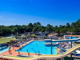 Camping Pas Cher vous présente avec son site Officiel campingpascher.fr, le Camping Sandaya L'Estanquet classé 4 étoiles, situé sur la commune de La Palmyre dans le département Charente-maritime (Poitou Charentes) en France. Le camping Sandaya L'Estanquet vous propose un hébergement de type chalet de 32 m² pour 1 personne. Cet hébergement propose plus de 38 dates différentes pour réserver ! Pour dévouvrir la période la moins chère, consultez la rubrique 'Tarifs' et sélectionnez votre mois de départ. L'établissement vous propose 13 autres types d'hébergements. Découvrez tous nos séjours à petits prix dans la commune et aux alentours de La Palmyre du département : Charente-maritime (Poitou Charentes). Les Avis clients pour le Camping Sandaya L'Estanquet sont excellents avec une note moyenne de 8 sur 10. Piscine chauffée, Piscine extérieure, Club ados, Club enfants, Aire de jeux enfants, Centre équestre, Court de tennis, Cyclisme, Golf, Ping-pong, Structure gonflable enfants, Terrain de basketball, Terrain de football, Terrain multisports, Dépôt de pain, Restaurant, Supermarché, Épicerie,... En savoir plus : cliquez-ICI.