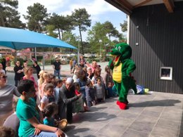 Camping Pas Cher vous présente avec son site Officiel campingpascher.fr, le Camping Sandaya L'Estanquet classé 4 étoiles, situé sur la commune de La Palmyre dans le département Charente-maritime (Poitou Charentes) en France. Le camping Sandaya L'Estanquet, vous présente un hébergement de type chalet de 32 m² pour 1 personne. Le camping Sandaya L'Estanquet vous propose du lundi 01 juin au lundi 08 juin 2026, en promotion à -20% pour 7 nuits à 167,20 € au lieu de 209,0 € soit une Économie de 41,80 €. Cette location propose 67 dates différentes pour réserver votre séjour. Découvrez également les 13 autres gammes d'hébergements du camping. Les Avis clients pour le Camping Sandaya L'Estanquet sont excellents avec une note moyenne de 8 sur 10. Piscine chauffée, Piscine extérieure, Club ados, Club enfants, Aire de jeux enfants, Centre équestre, Court de tennis, Cyclisme, Golf, Ping-pong, Structure gonflable enfants, Terrain de basketball, Terrain de football, Terrain multisports, Dépôt de pain, Restaurant, Supermarché, Épicerie,... En savoir plus : cliquez-ICI.