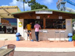 Camping Pas Cher vous présente avec son site Officiel campingpascher.fr, le Camping Sandaya L'Estanquet classé 4 étoiles, situé sur la commune de La Palmyre dans le département Charente-maritime (Poitou Charentes) en France. Le camping Sandaya L'Estanquet, vous présente un hébergement de type chalet de 36 m² pour 1 personne et télévision. Le camping Sandaya L'Estanquet vous propose du lundi 01 juin au lundi 08 juin 2026, en promotion à -20% pour 7 nuits à 167,20 € au lieu de 209,0 € soit une Économie de 41,80 €. Cette location propose 34 dates différentes pour réserver votre séjour. Découvrez également les 13 autres gammes d'hébergements du camping. Les Avis clients pour le Camping Sandaya L'Estanquet sont excellents avec une note moyenne de 8 sur 10. Piscine chauffée, Piscine extérieure, Club ados, Club enfants, Aire de jeux enfants, Centre équestre, Court de tennis, Cyclisme, Golf, Ping-pong, Structure gonflable enfants, Terrain de basketball, Terrain de football, Terrain multisports, Dépôt de pain, Restaurant, Supermarché, Épicerie,... En savoir plus : cliquez-ICI.