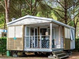 Camping Pas Cher vous présente avec son site Officiel campingpascher.fr, le Camping Sandaya L'Estanquet classé 4 étoiles, situé sur la commune de La Palmyre dans le département Charente-maritime (Poitou Charentes) en France. Le camping Sandaya L'Estanquet, vous présente un hébergement de type mobil-home de 16 m² et télévision. Le camping Sandaya L'Estanquet vous propose du lundi 01 juin au lundi 08 juin 2026, en promotion à -20% pour 7 nuits à 139,20 € au lieu de 174,0 € soit une Économie de 34,80 €. Cette location propose 69 dates différentes pour réserver votre séjour. Découvrez également les 13 autres gammes d'hébergements du camping. Les Avis clients pour le Camping Sandaya L'Estanquet sont excellents avec une note moyenne de 8 sur 10. Piscine chauffée, Piscine extérieure, Club ados, Club enfants, Aire de jeux enfants, Centre équestre, Court de tennis, Cyclisme, Golf, Ping-pong, Structure gonflable enfants, Terrain de basketball, Terrain de football, Terrain multisports, Dépôt de pain, Restaurant, Supermarché, Épicerie,... En savoir plus : cliquez-ICI.