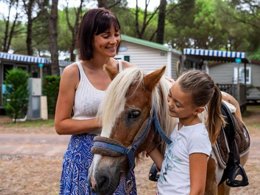 Camping Pas Cher vous présente avec son site Officiel campingpascher.fr, le Camping Sandaya L'Estanquet classé 4 étoiles, situé sur la commune de La Palmyre dans le département Charente-maritime (Poitou Charentes) en France. Le camping Sandaya L'Estanquet, vous présente un hébergement de type mobil-home de 25 m² et télévision. Le camping Sandaya L'Estanquet vous propose du lundi 25 mai au lundi 01 juin 2026, en promotion à -20% pour 7 nuits à 201,60 € au lieu de 252,0 € soit une Économie de 50,40 €. Cette location propose 87 dates différentes pour réserver votre séjour. Découvrez également les 13 autres gammes d'hébergements du camping. Les Avis clients pour le Camping Sandaya L'Estanquet sont excellents avec une note moyenne de 8 sur 10. Piscine chauffée, Piscine extérieure, Club ados, Club enfants, Aire de jeux enfants, Centre équestre, Court de tennis, Cyclisme, Golf, Ping-pong, Structure gonflable enfants, Terrain de basketball, Terrain de football, Terrain multisports, Dépôt de pain, Restaurant, Supermarché, Épicerie,... En savoir plus : cliquez-ICI.