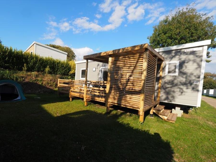 Camping Pas Cher vous présente avec son site Officiel campingpascher.fr, le Camping Paradis - Domaine De Bel Air classé 5 étoiles, situé sur la commune de Landudec dans le département Finistère (Bretagne) en France. Le camping Paradis - Domaine De Bel Air vous propose un hébergement de type mobil-home de 36 m² pour 6 personnes (télévision). L'établissement vous propose 32 autres types d'hébergements. Découvrez tous nos séjours à petits prix dans la commune et aux alentours de Landudec du département : Finistère (Bretagne). Les Avis clients pour le Camping Paradis - Domaine De Bel Air sont excellents avec une note moyenne de 8 sur 10. Lac, Parc aquatique, Piscine couverte, Piscine extérieure, Animation ados, Animations familiales, Club enfants, Aire de jeux enfants, Aire de jeux intérieure, Canoë-kayak, Centre équestre, Court de tennis, Golf, Paddle, Planche à voile, Plongée, Pétanque, Randonnée, Salle de jeux vidéo, Surf, Terrain multisports, Dépôt de pain, Plats à emporter, Restaurant, Supermarché, Épicerie,... En savoir plus : cliquez-ICI.