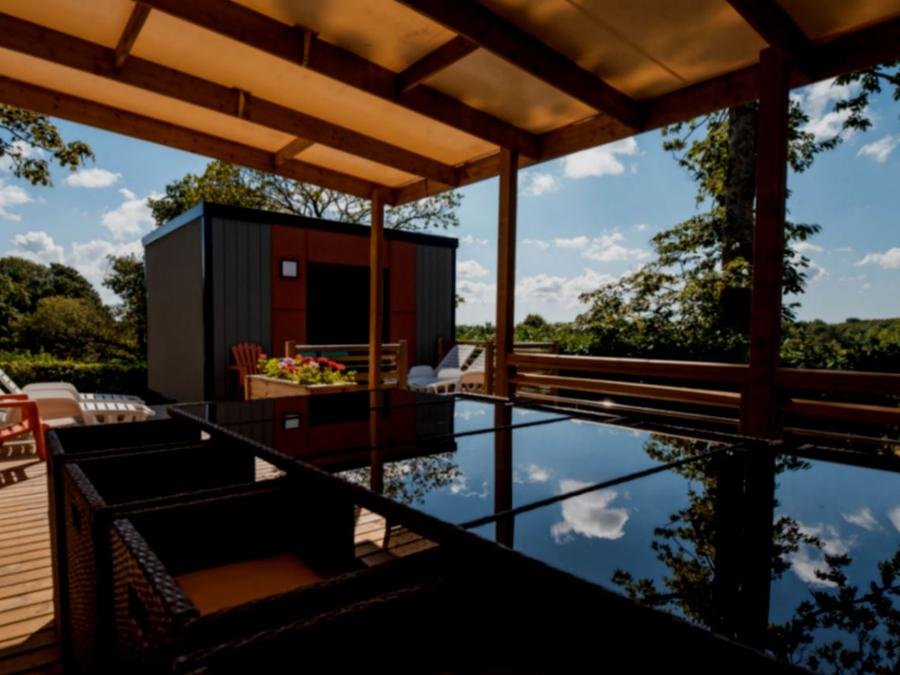 Camping Pas Cher vous présente avec son site Officiel campingpascher.fr, le Camping Paradis - Domaine De Bel Air classé 5 étoiles, situé sur la commune de Landudec dans le département Finistère (Bretagne) en France. Le camping Paradis - Domaine De Bel Air vous propose un hébergement de type mobil-home de 60 m² pour 8 personnes (télévision). L'établissement vous propose 32 autres types d'hébergements. Découvrez tous nos séjours à petits prix dans la commune et aux alentours de Landudec du département : Finistère (Bretagne). Les Avis clients pour le Camping Paradis - Domaine De Bel Air sont excellents avec une note moyenne de 8 sur 10. Lac, Parc aquatique, Piscine couverte, Piscine extérieure, Animation ados, Animations familiales, Club enfants, Aire de jeux enfants, Aire de jeux intérieure, Canoë-kayak, Centre équestre, Court de tennis, Golf, Paddle, Planche à voile, Plongée, Pétanque, Randonnée, Salle de jeux vidéo, Surf, Terrain multisports, Dépôt de pain, Plats à emporter, Restaurant, Supermarché, Épicerie,... En savoir plus : cliquez-ICI.